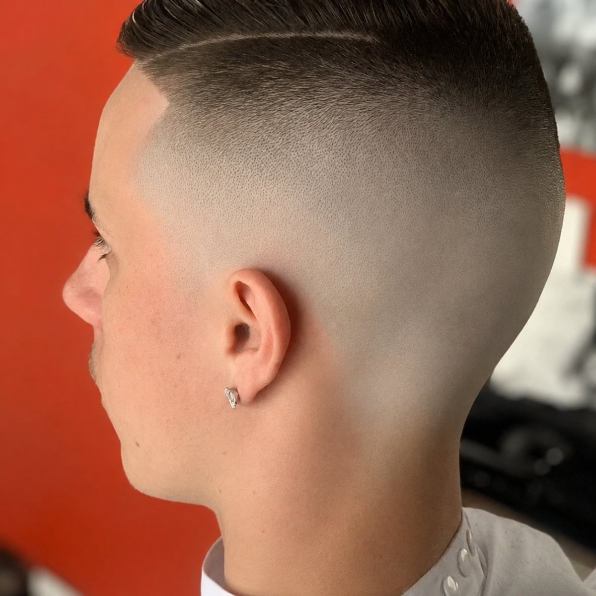 Corte masculino com degradê e acabamento definido