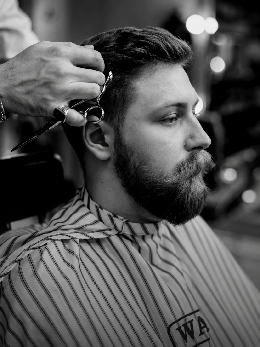 Detalhe de acabamento de barba na Marinho Barbearia