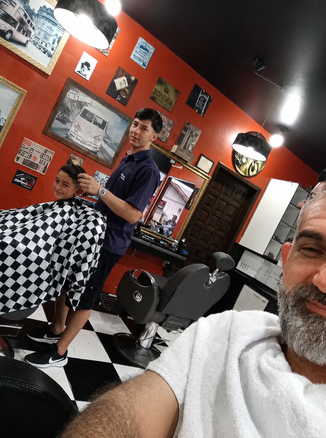 Interior da Marinho Barbearia durante atendimento